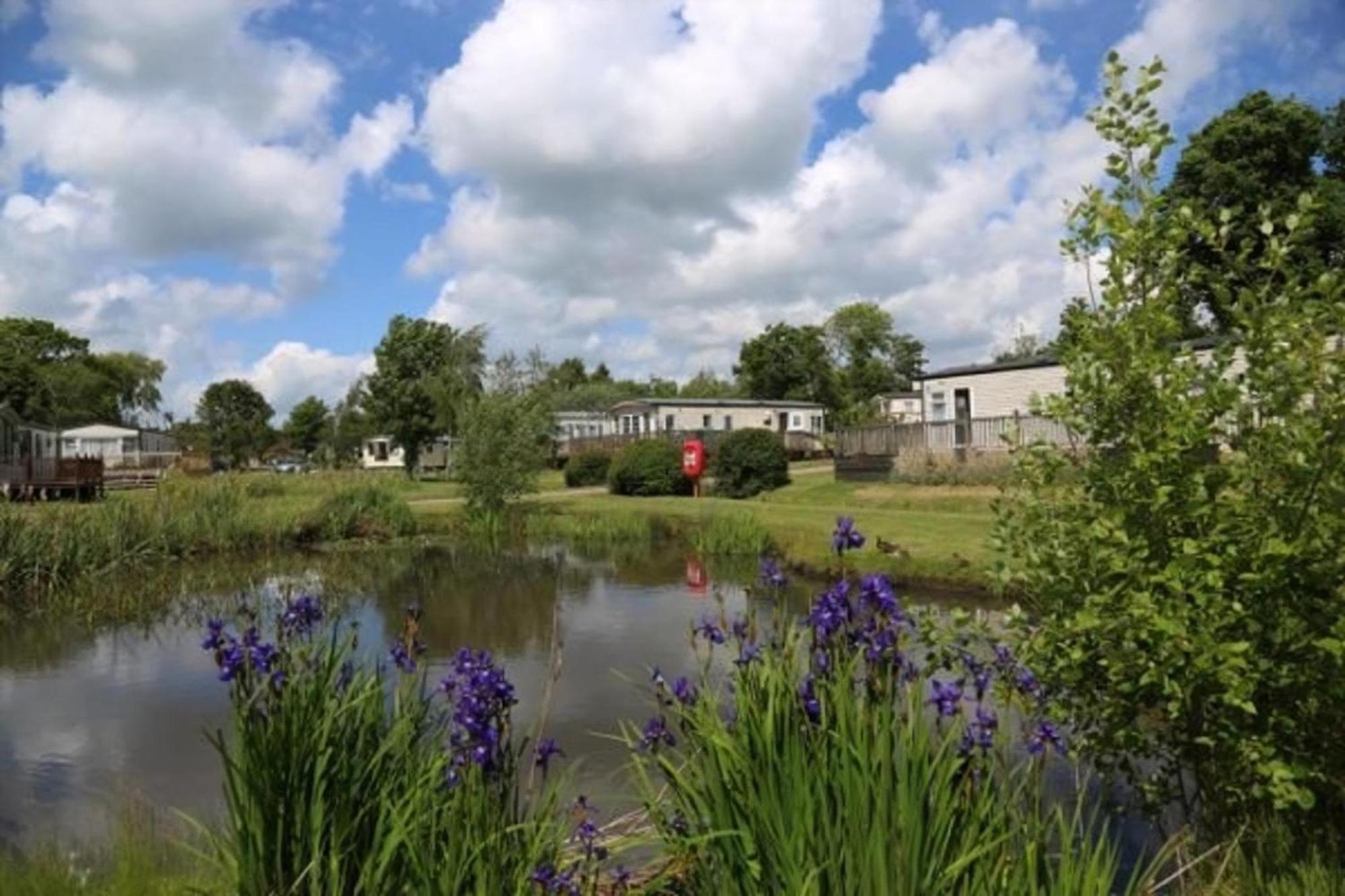Beautiful Caravan With Decking At Carlton Meres Holiday Park, Suffolk Ref 60022M Saxmundham Luaran gambar
